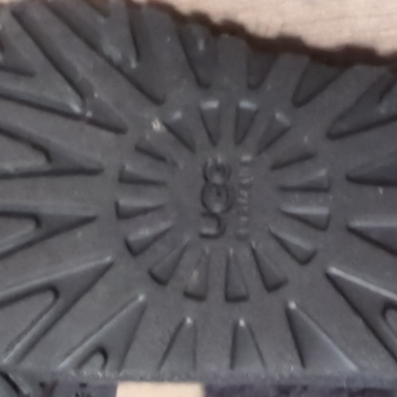 Ugg women's black cable knit slipper shoes. Size US 8 M Gently Used - Picture 4 of 5